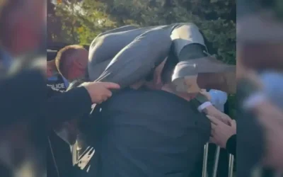 Ένταση έξω από τη Βουλή του Κοσόβου: Διαδηλωτές σήκωσαν βουλευτή στα χέρια