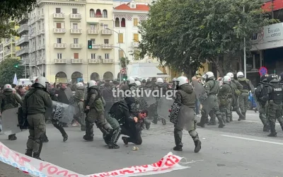 Επεισόδια στη Θεσσαλονίκη μεταξύ διαδηλωτών και ΜΑΤ με φόντο την ομιλία Κασιδιάρη