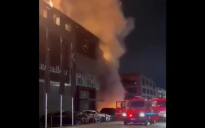 Φωτιά σε αντιπροσωπεία αυτοκινήτων στη Λεωφόρο Βουλιαγμένης: Εκκενώθηκε πολυκατοικία