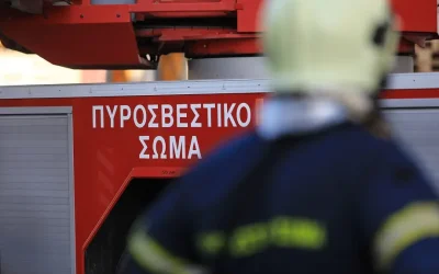 Φωτιά σε σπίτι στην Αρτέμιδα: Κατέρρευσε η σοφίτα, νεότερα για τους ενοίκους
