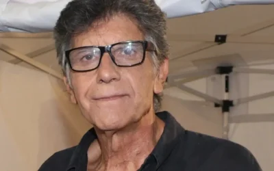 Γιάννης Μπέζος: «Δεν θυμάμαι ποτέ τα παλιά, τα σιχαίνομαι, νομίζουμε είναι το μέλλον, φρίκη»