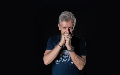 Γιάννης Σαββιδάκης: «Υπάρχει μια ανάγκη του κόσμου να σε ταξινομεί, εγώ δεν σταμάτησα στα 90s»