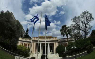 Η ελληνική κυβέρνηση προβληματίζεται από τη στάση των ΗΠΑ στο τουρκολιβυκό μνημόνιο και στρέφεται στο Κάιρο