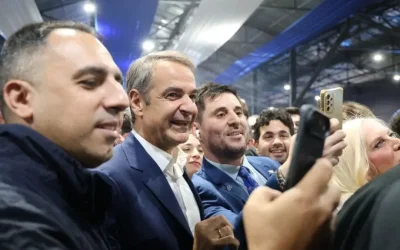 Η επετειακή εκδήλωση για τα γενέθλια της ΝΔ: selfies και πηγαδάκια στο Γκάζι