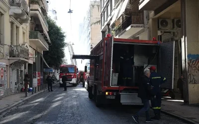 Η φωτιά σε κατάστημα στο κέντρο της Αθήνας τέθηκε υπό έλεγχο