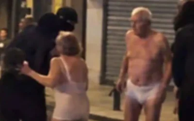 Η ιστορία πίσω από τη viral φωτογραφία ηλικιωμένων στη Γαλλία
