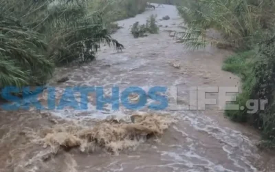 Η κακοκαιρία προκαλεί σοβαρά προβλήματα στη Σκιάθο: Έκλεισε ο δρόμος προς Πλατανιά