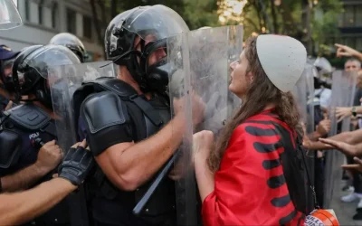 Η κυβέρνηση της Αλβανίας επιβάλλει αυστηρά πρόστιμα σε διαδηλωτές