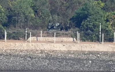 Η Βόρεια Κορέα αναπτύσσει βαρέα όπλα στα σύνορα και απειλεί τη Νότια