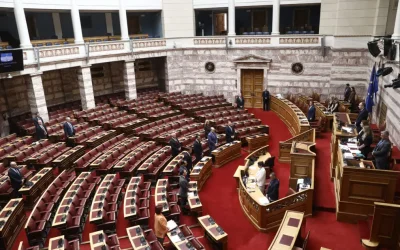 Η Βουλή φωταγωγήθηκε στα μωβ για το σύνδρομο Rett