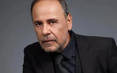 Ο Αλέξανδρος Ρήγας παρουσιάζει τη νέα του σατιρική παράσταση