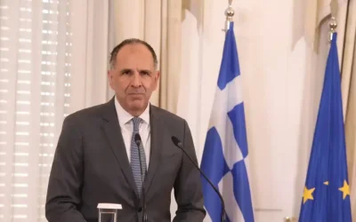 Ο Κώστας Καραμανλής καλεί τον Αντώνη Σαμαρά στην ομιλία του για το «ΟΧΙ» του 1940