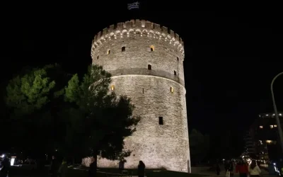 Ο Λευκός Πύργος φωτίστηκε με νέα λάμψη, εντυπωσιάζοντας τη Θεσσαλονίκη