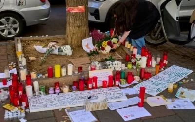 Οι Ισπανοί αποχαιρετούν με συγκίνηση και οργή την Μαρικάρμεν Αμπασκάλ, σύμβολο του αγώνα για τη στέγαση