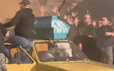 Οπαδοί της Χάιντουκ Σπλιτ με ναζιστικά συνθήματα και φέρετρα πριν τον αγώνα με τον Άγιαξ