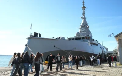 Πλήθος κόσμου επισκέπτεται τη φρεγάτα Belharra «Κίμων» στο λιμάνι Θεσσαλονίκης