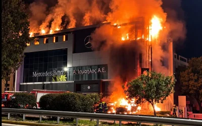 Πυρκαγιά σε αντιπροσωπεία αυτοκινήτων στη Γλυφάδα: Καταστροφές και ενδείξεις εμπρησμού