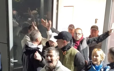 Σερβία: Διαδηλωτές εισέβαλαν σε τηλεοπτικό κανάλι, ζητώντας εξηγήσεις
