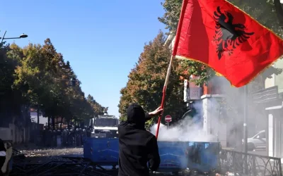Σκηνές χάους στα Τίρανα με εισβολή φοιτητών σε υπουργείο και συγκρούσεις