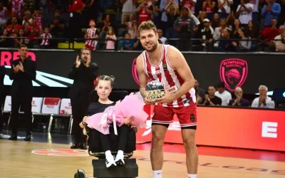 Συγκίνηση στη «Sunel Arena» με τη βράβευση του Σάσα Βεζένκοβ από τη μικρή Αμέλεια