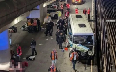 Σύγκρουση λεωφορείου με τρένο στη σήραγγα της Μάγχης: Δεκαεννέα τραυματίες