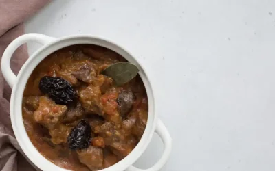 Συνταγή για χοιρινό με δαμάσκηνα και κόκκινο κρασί