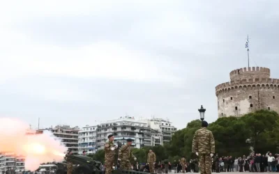 Θεσσαλονίκη: Εντυπωσίασαν οι 21 κανονιοβολισμοί κατά την έπαρση της ελληνικής σημαίας στον Λευκό Πύργο