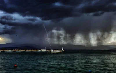 Η Πηνελόπη θα σαρώσει τη χώρα με βροχές και καταιγίδες. Πού θα χτυπήσει η κακοκαιρία