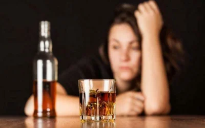 Τι μας κάνει μεγαλύτερο κακό από το αλκοόλ και το κάπνισμα