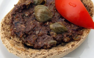 Ντάκος με πολτό ελιάς, κάππαρη και αντζούγιες