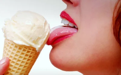 Λαχταριστό παγωτό βανίλια με καραμελωμένα φουντούκια