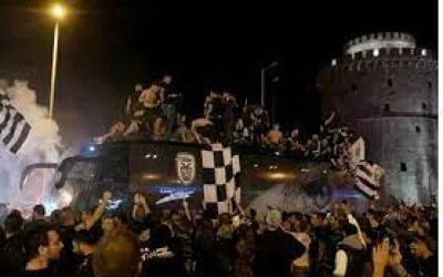 Ξέφρενοι πανηγυρισμοί από τους φιλάθλους του ΠΑΟΚ στη Θεσσαλονίκη – Δείτε βίντεο