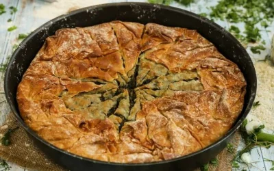 Πίτα με φύλλο σφολιάτας και λουκάνικα