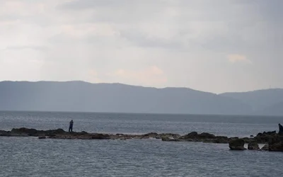 Εύβοια: Αστυνομικός έσωσε μητέρα και παιδί που παρασύρθηκαν από ρεύματα με στρώμα θαλάσσης