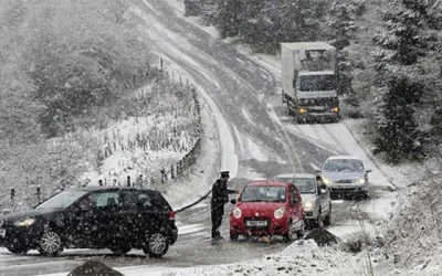 Σαρώνει τη χώρα η Πηνελόπη με χιόνια, κρύο και θυελλώδεις ανέμους