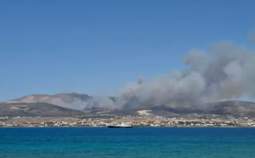 Φωτιά στην Πάρο: Εκκενώσεις οικισμών και ενίσχυση δυνάμεων