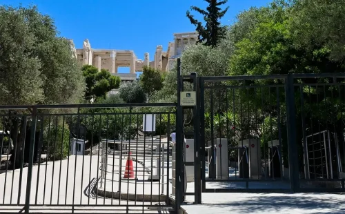 Άνδρας με μαχαίρι τραυμάτισε δύο Αμερικανούς τουρίστες στην Ακρόπολη