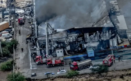 Φωτιά στον Ασπρόπυργο: 11 τραυματίες, τρεις διασωληνωμένοι και καταγγελίες για ανύπαρκτα μέτρα ασφαλείας