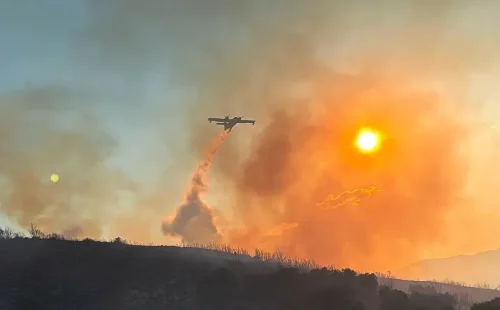 Φωτιά στο Σπαθοβούνι Κορινθίας: Μήνυμα 112 στους κατοίκους να είναι σε ετοιμότητα