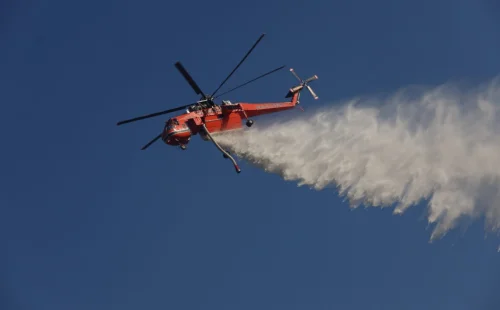 Πύρινος εφιάλτης σε Ρέθυμνο και Άνδρο: Τραυματισμοί, απεγκλωβισμοί και καθηλωμένα εναέρια μέσα λόγω ανέμων