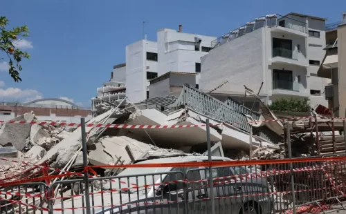 Πέντε ημέρες από την κατάρρευση πολυκατοικίας στα Πετράλωνα: Αναπάντητα ερωτήματα, εκκενώσεις και αγωνία για τους κατοίκους