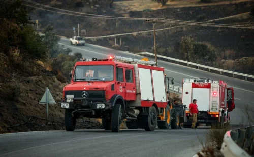 Θλίψη στην Κρήτη στις κηδείες των δύο πυροσβεστών που έχασαν τη ζωή τους στο νότιο Ρέθυμνο