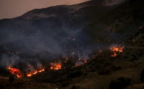 Ανεξέλεγκτη φωτιά στο Ρέθυμνο: Εκκενώσεις οικισμών και ξενοδοχείων. Θρήνος για τους νεκρούς πυροσβέστες