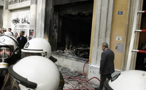 Τρεις συλλήψεις για την υπόθεση Marfin: Μητέρα δύο παιδιών η 46χρονη που αναζητείται