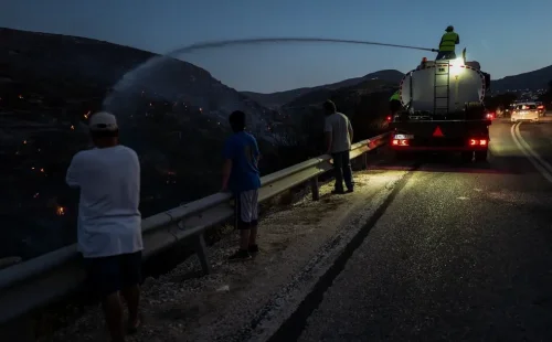 Ολονύχτια μάχη με τις αναζωπυρώσεις στην Πάρο: Καταστροφές και εκκενώσεις