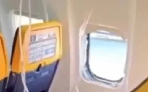 Πτήση θρίλερ της Ryanair: Συγκλονίζει η σύζυγος του επιβάτη που σφηνώθηκε στο παράθυρο