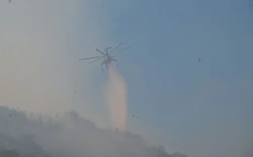 Οι φωτιές σβήνουν, αλλά ο κίνδυνος παραμένει: Μελτέμια, 40άρια και Red Code για μεγάλες πυρκαγιές