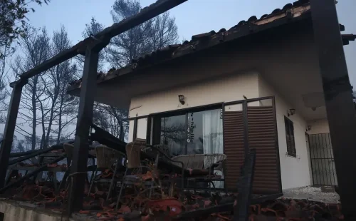 Φωτιά στη Σίβηρη: Κρατήθηκε παρά τις μεγάλες ριπές – «Ξεπεράσαμε το κακό». Κάηκαν σπίτια και αυτοκίνητα