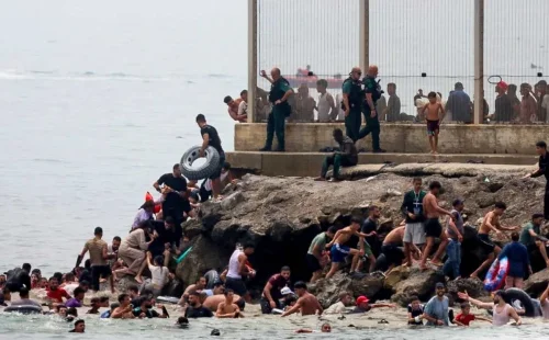 Κρίση στη Θέουτα: Μαζική οικειοθελής επιστροφή χιλιάδων μεταναστών στο Μαρόκο