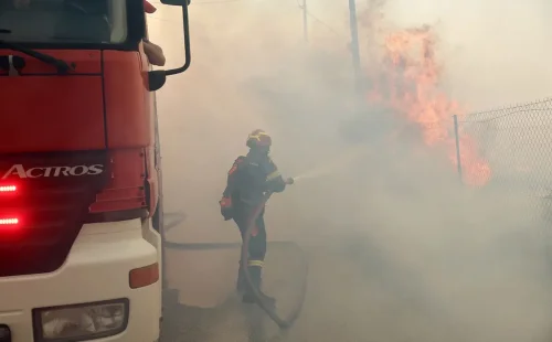 Φωτιά στην Άνδρο: μήνυμα του 112 για ετοιμότητα, μάχη στον Κάτω Απρόβατο